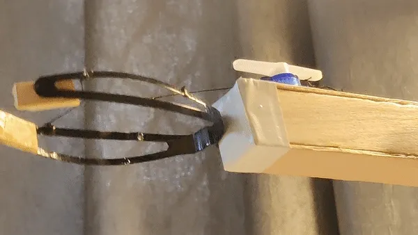 The hair-clip claw opening and closing